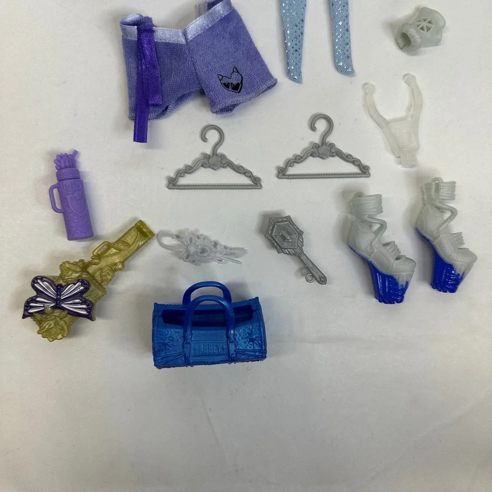 Monster High Skulltimate Secrets Abbey Bominable G3 Doll & Coffin Locker Set